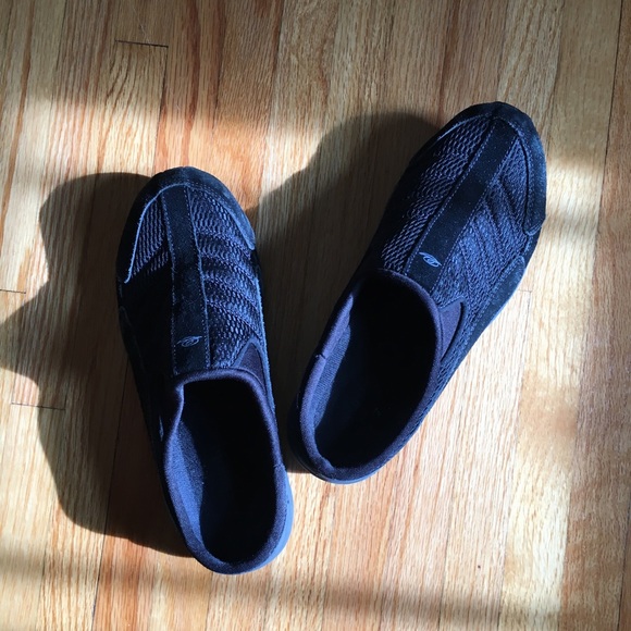 easy spirit cedar clogs